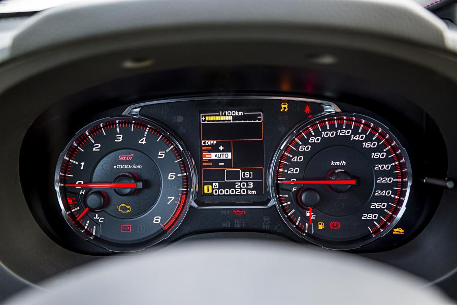 Панель приборов Subaru WRX STI Final Edition 2019 года  (ES) (фото 4 из 40)